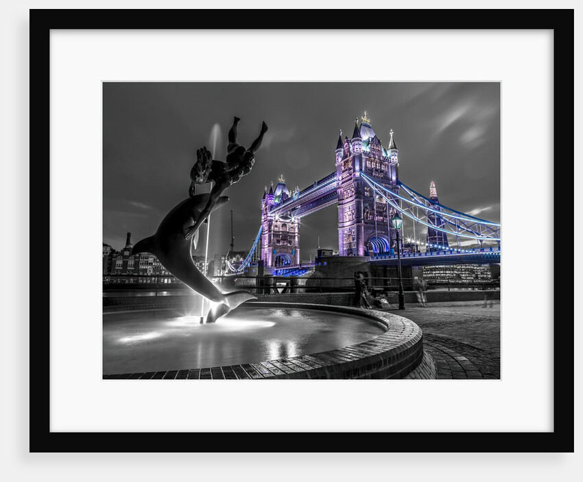 Fountian at tower bridge by Assaf Frank